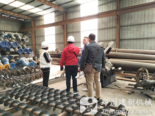 菲律賓客戶來鄭州建新機械參觀35移動式攪拌站(圖1) 菲律賓客戶來鄭州建新機械參觀35移動式攪拌站