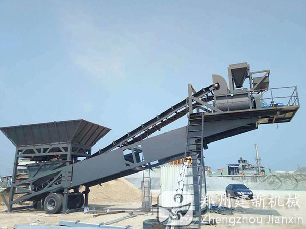 建新機(jī)械50移動(dòng)式攪拌站完美解決傳統(tǒng)混凝土攪拌設(shè)備施工難題(圖1) 陜西50移動(dòng)式攪拌站工作現(xiàn)場(chǎng)